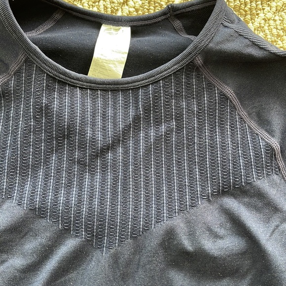 Fabletics Sync Long Sleeved Seamless Athletic Top-Washed Navy Color - Picture 3 of 6